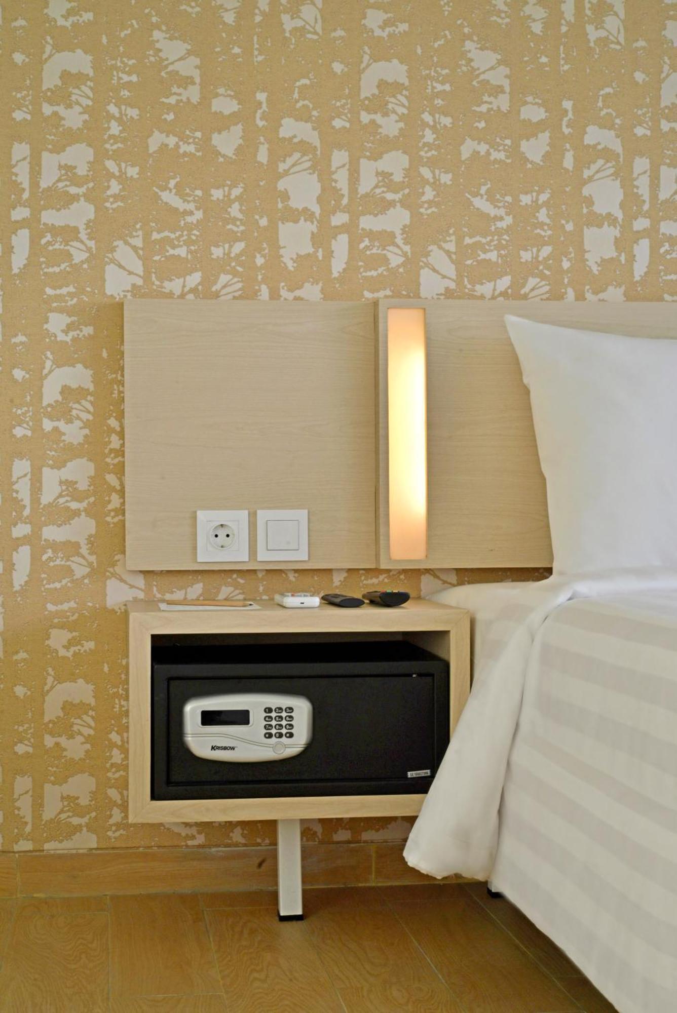 Whiz Prime Hotel Sudirman Cilacap Ngoại thất bức ảnh